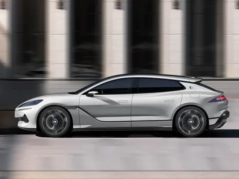 都在聊固态，比亚迪抢跑了，3款1000km纯电车今年上，10分钟充满